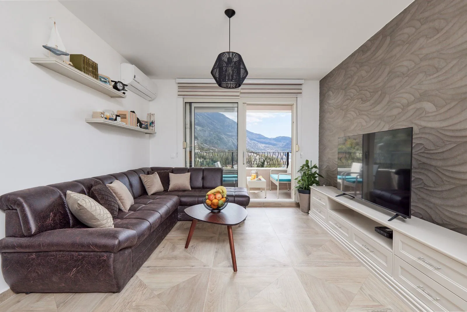 Izdavanje, dvosoban stan, 62m², Sveta Vrača, Kotor