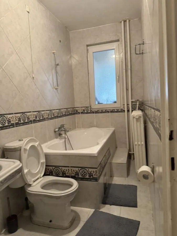 Kupatilo opremljeno kadom, wc šoljom i umivaonikom.