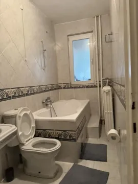 Kupatilo opremljeno kadom, wc šoljom i umivaonikom. - image 13
