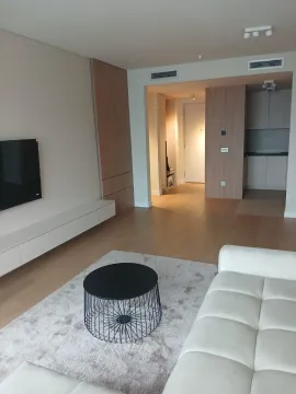 Dnevni boravak sa garniturom i pogledom prema hodniku i kuhinji. - image 4