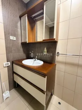 Kupatilo sa umivaonikom, ormarićem i ogledalom. - image 11