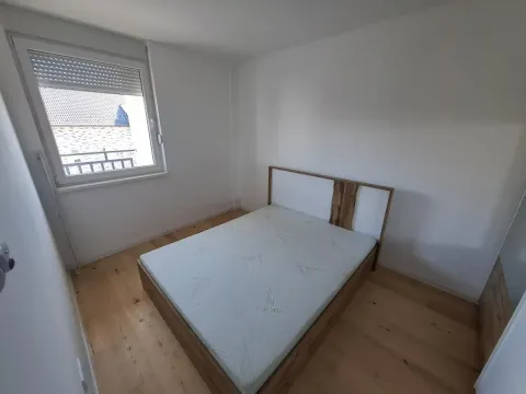 Spavaća soba sa bračnim krevetom i prozorom. - image 6