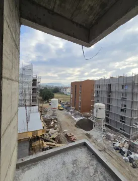 Pogled sa terase u izgradnji na okolne objekte i gradilište. - image 15