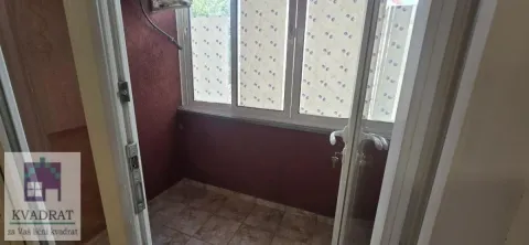 Manji zatvoreni balkon sa popločanim podom i prozorima. - image 10