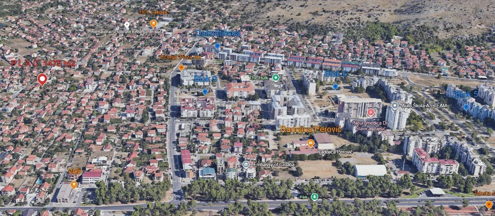 Pogled iz vazduha na širi dio grada i okolno naselje.