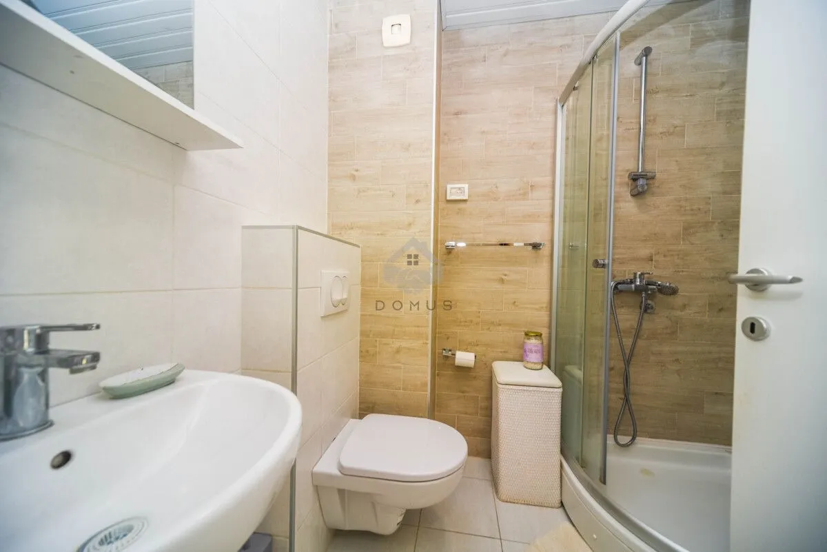 Bathroom equipped with a washbasin, toilet, and shower cabin.