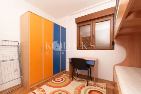 Children's bedroom with a wardrobe, desk, and bed. - image 11