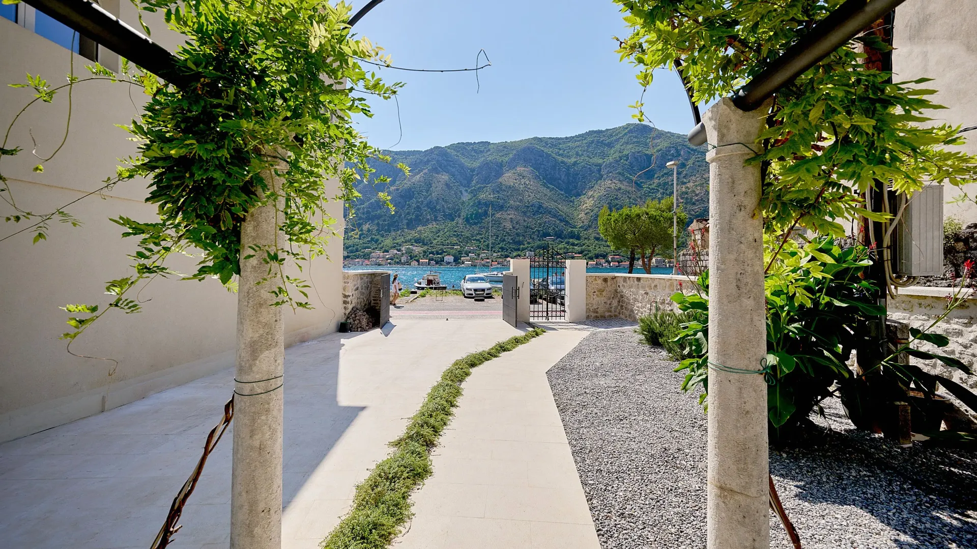 Izdavanje, kuća, 200m², Dobrota, Kotor