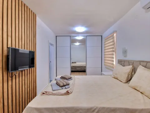 Izdavanje, dvosoban stan, 70m², Bečići, Budva - image 15