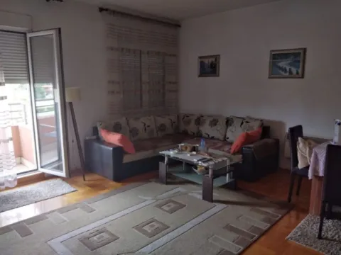 Izdavanje, dvosoban stan, 75m², Stari Aerodrom, Podgorica - image 1