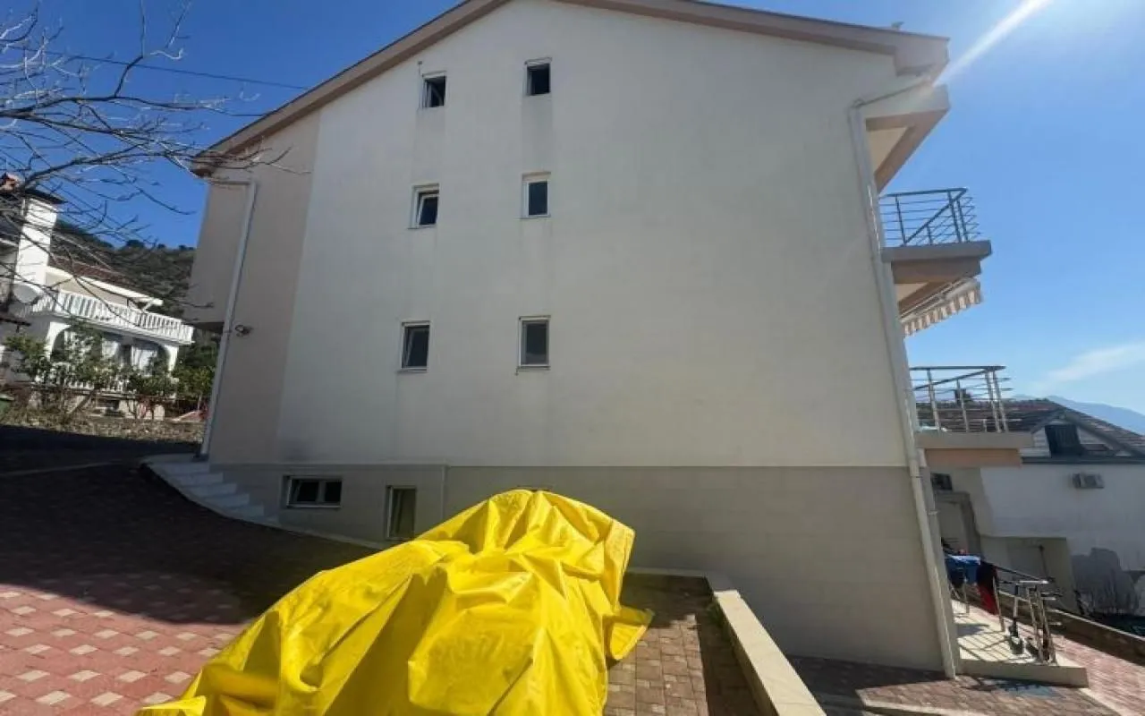 Bočna strana i dvorište višeporodične kuće.