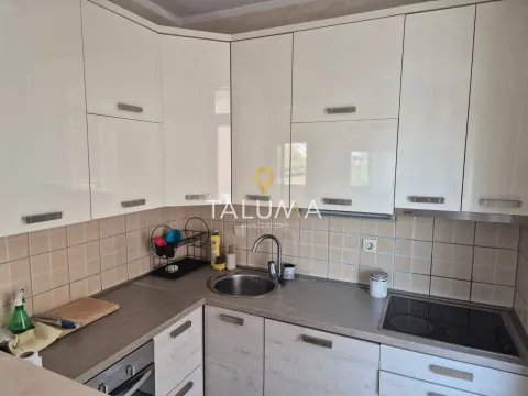 Kuhinja opremljena bijelim elementima, sudoperom i ugrađenom pločom za kuvanje. - image 4