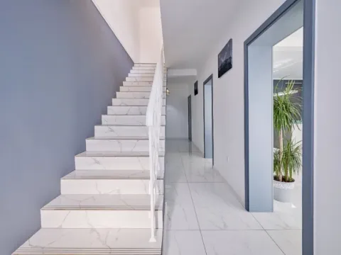 Prodaja, četvorosoban stan, 200m², Polje, Bar - image 7