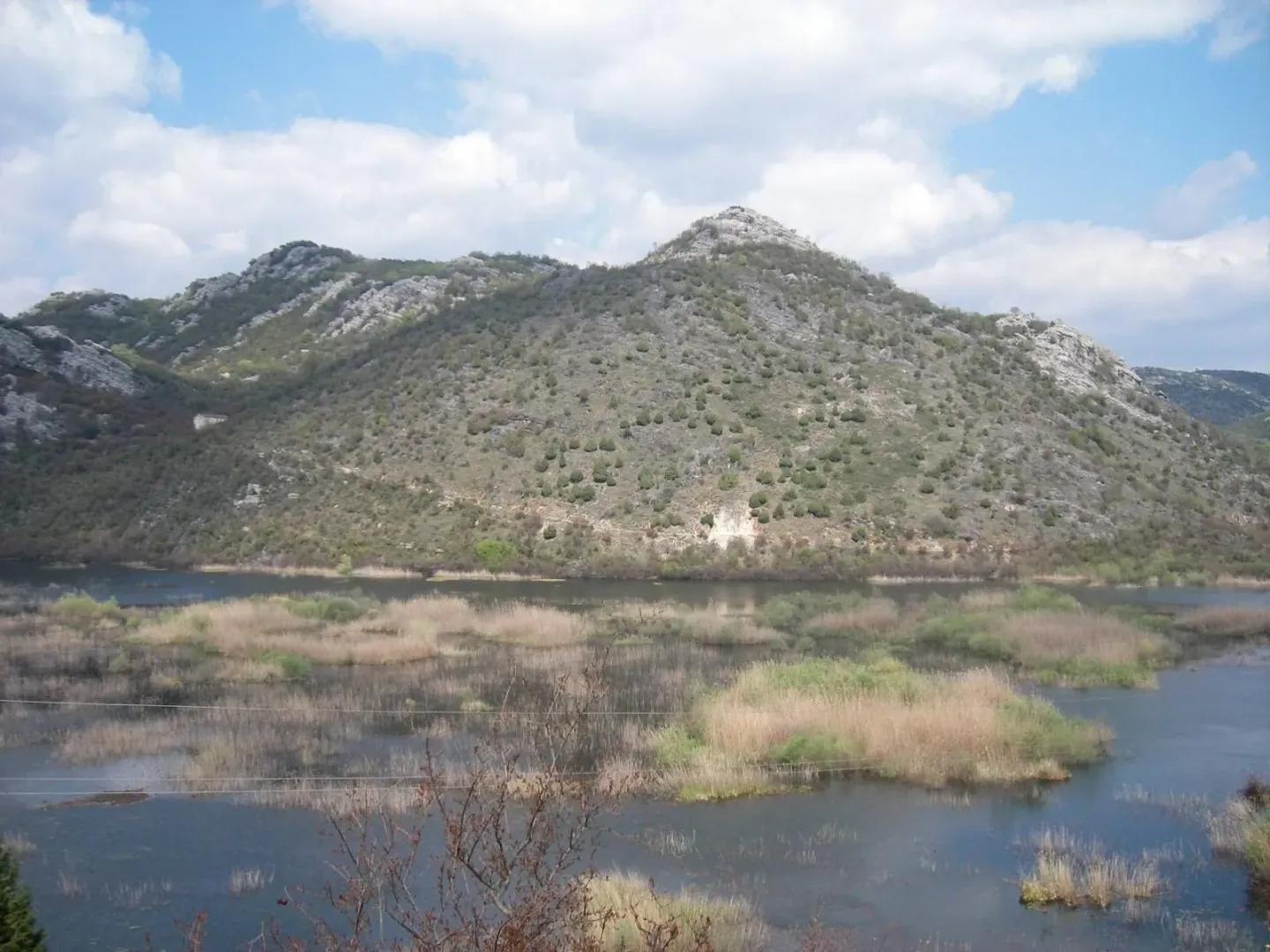 Pogled na rijeku i brda u okruženju.