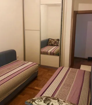 Spavaća soba sa dva kreveta i ugradnim plakarem. - image 6