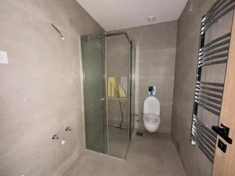 Moderno kupatilo sa tuš kabinom i sanitarijama. - image 29