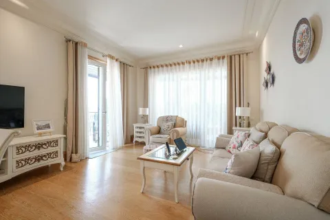 Svijetla dnevna soba sa udobnim namještajem i izlazom na balkon. - image 10