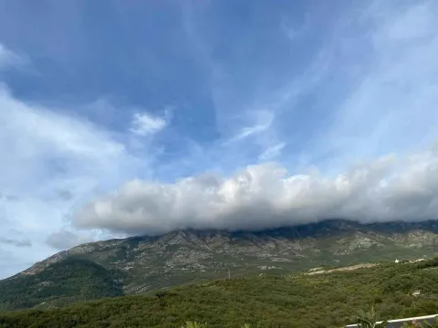 Pogled na planinu i prirodu sa imanja. - image 8