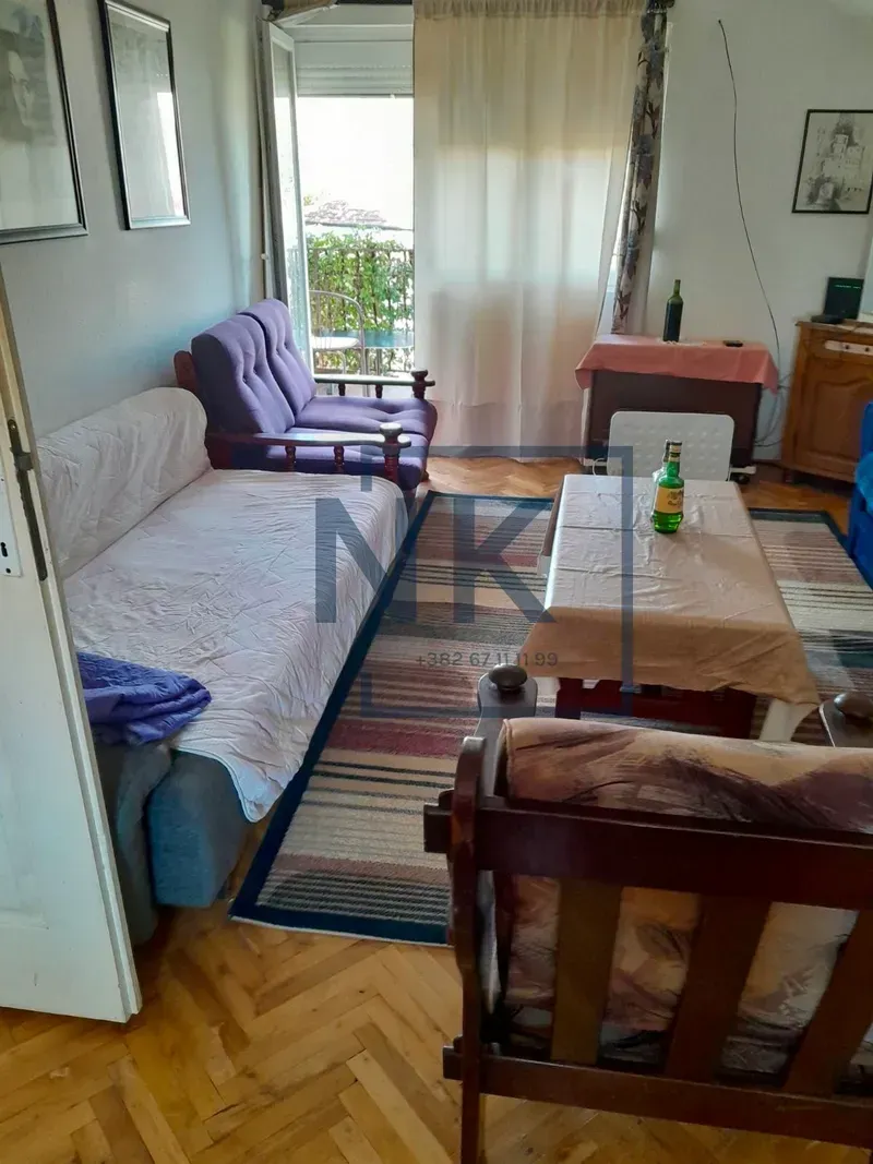 Dnevna soba sa garniturom za sjedenje i izlazom na terasu.
