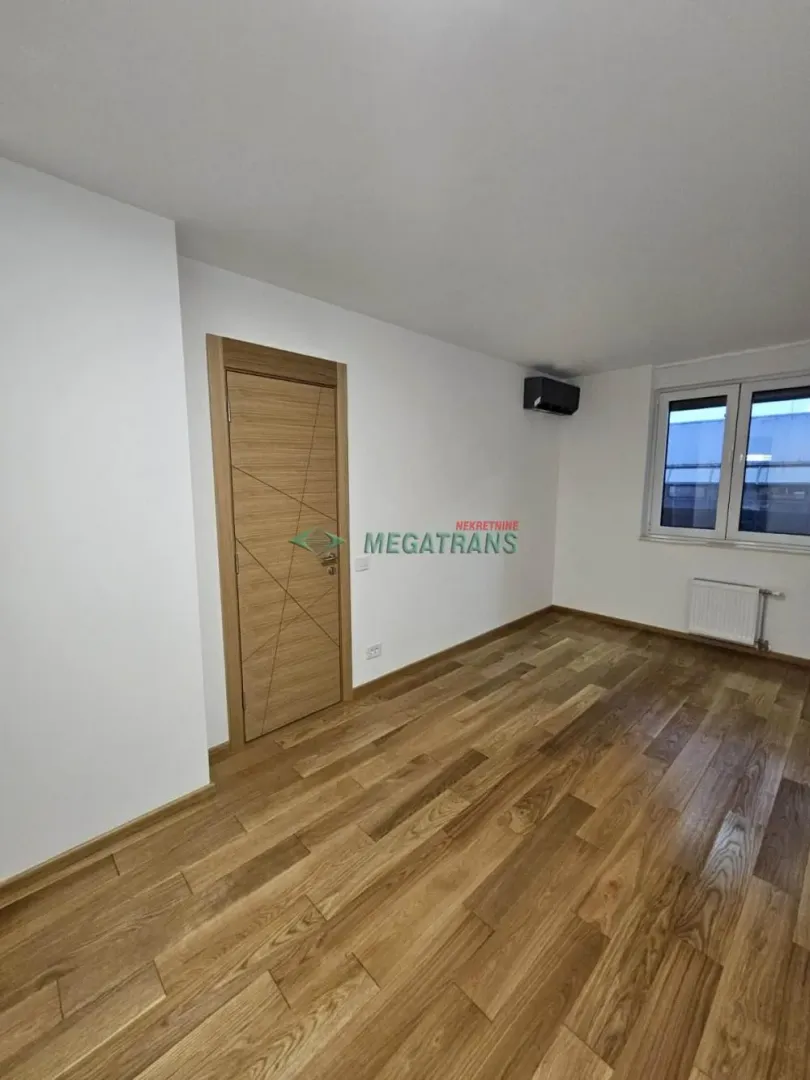 Izdavanje, četvorosoban stan, 124m², Centar, Novi Sad