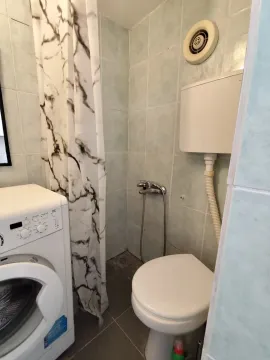 Manje kupatilo sa tuš kabinom, WC šoljom i veš mašinom. - image 11