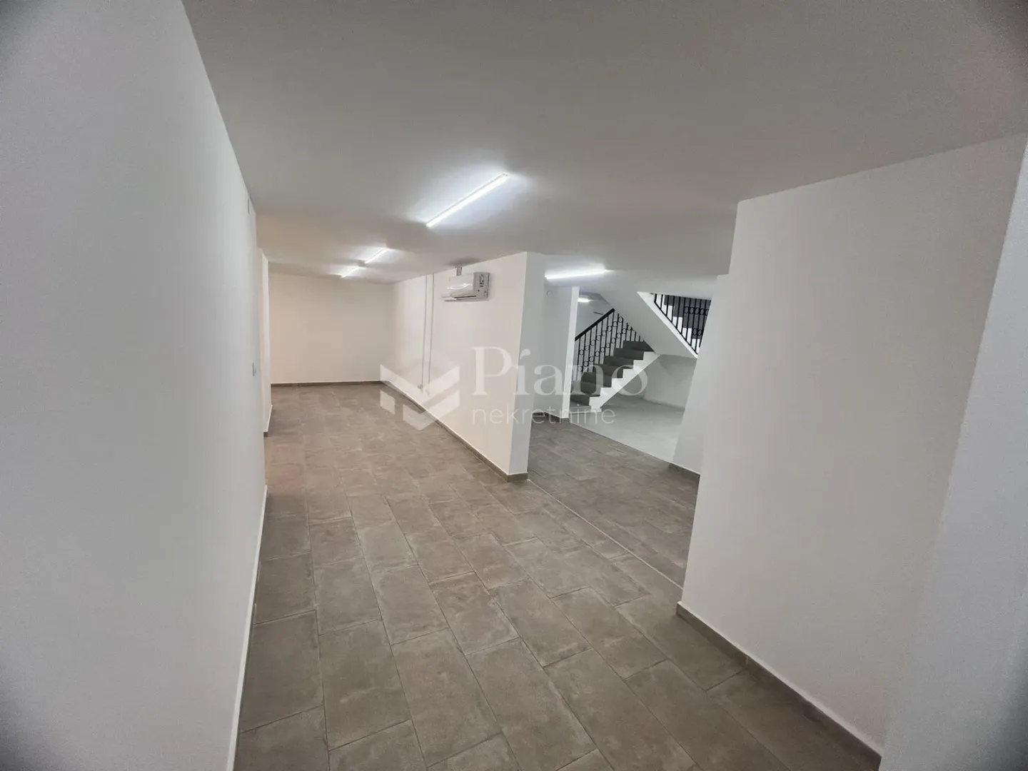 Rent, office space, 294m², Blok 5, Podgorica