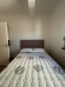 Spavaća soba sa bračnim krevetom i ormarom. - image 10