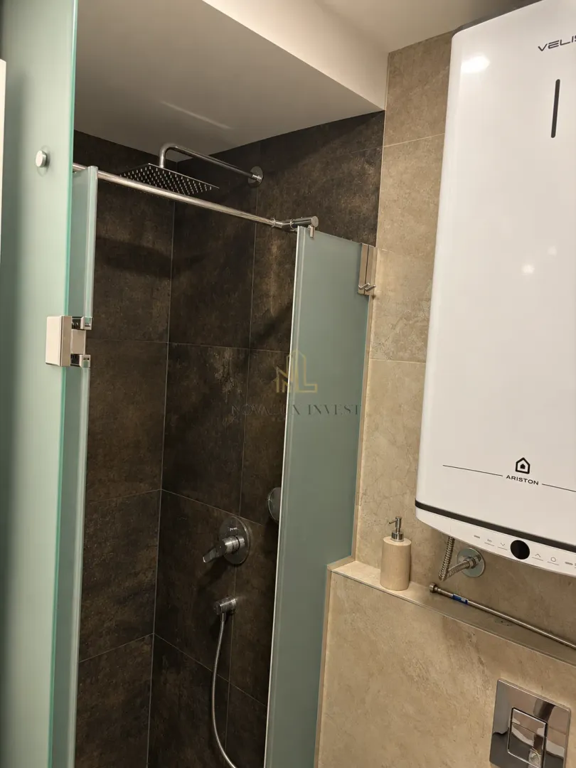 Moderne kupatilo sa tuš kabinom i bojlerom.