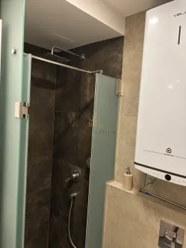 Moderne kupatilo sa tuš kabinom i bojlerom. - image 9