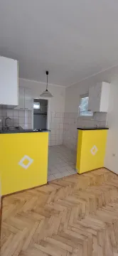 Kuhinja sa elementima i šankom u svijetlim tonovima. - image 9