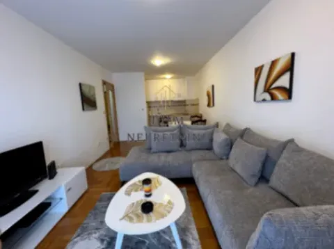 Izdavanje, dvosoban stan, 72m², Stari Aerodrom, Podgorica