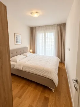 Moderna spavaća soba sa bračnim krevetom i drvenim podom. - image 5