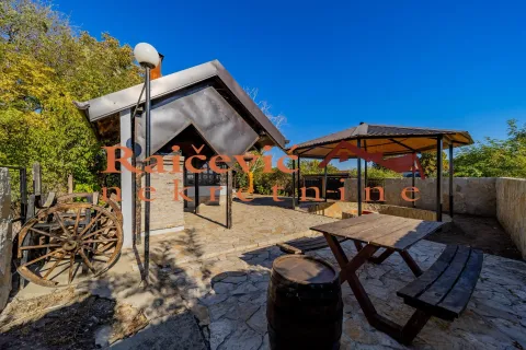 Dvorište sa popločanim platoom, drvenim stolom i letnjikovcem. - image 7