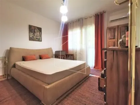 Namještena spavaća soba sa bračnim krevetom. - image 11