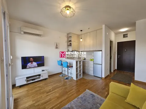 Dnevna soba povezana sa kuhinjom i trpezarijom u modernom stanu. - image 4