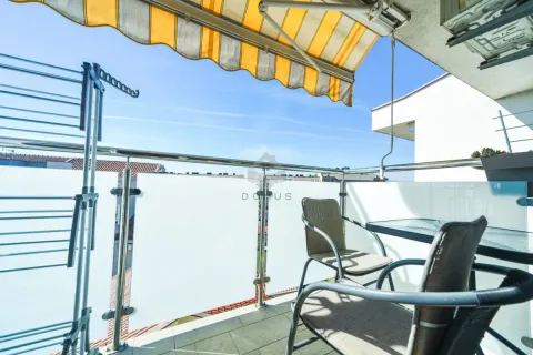 Namješten balkon sa garniturom za sjedenje i tendom. - image 10