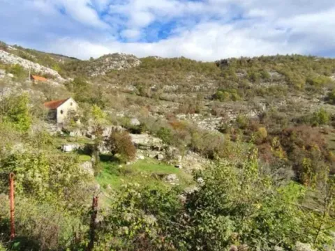 Zemljište in Cetinje