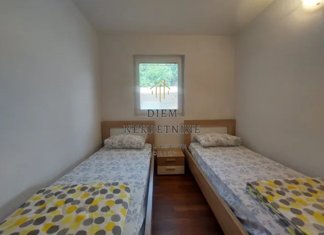 Izdavanje, dvosoban stan, 90m², Mrčevac, Tivat