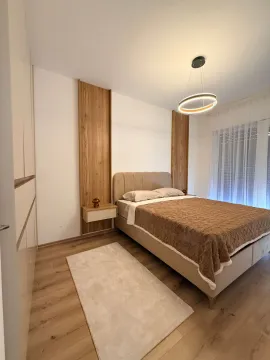 Moderna spavaća soba sa bračnim krevetom, ugrađenim plakarom i dekorativnim osvjetljenjem. - image 9