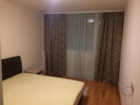 Jednostavna spavaća soba sa bračnim krevetom. - image 6