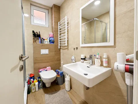 Kompaktno kupatilo opremljeno umivaonikom, WC šoljom, tuš kabinom i ogledalom. - image 8