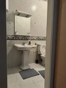 Pogled na kupatilo sa umivaonikom, ogledalom i wc šoljom. - image 11