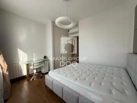 Nameštena spavaća soba sa bračnim krevetom i radnim stolom. - image 6