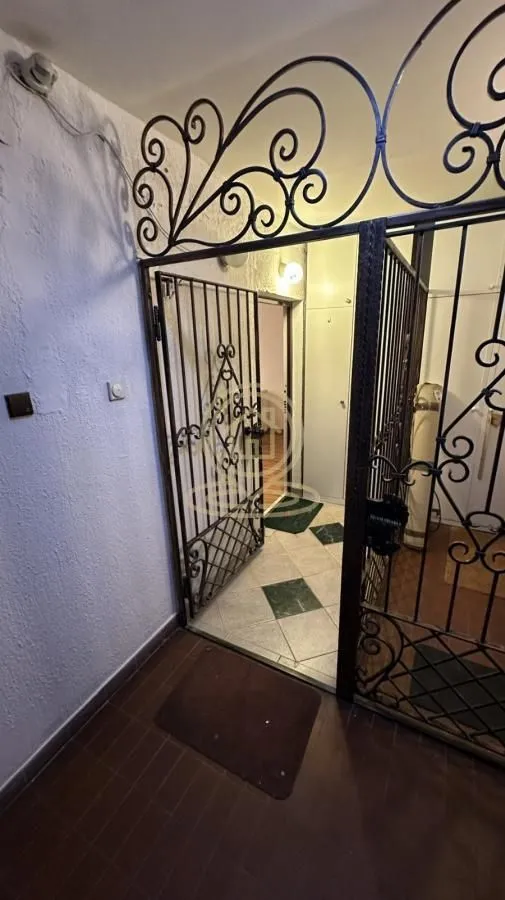 Izdavanje, četvorosoban stan, 100m², Savski Venac, Beograd