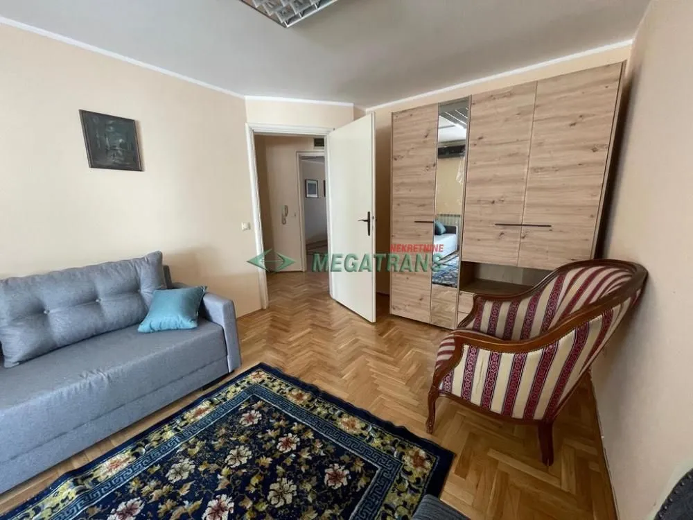 Izdavanje, četvorosoban stan, 130m², Vračar Hram, Vračar Sve Podlokacije