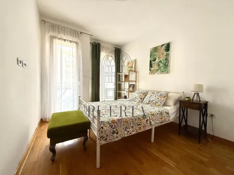 Furnished bedroom with a double bed and access to the terrace. - image 9