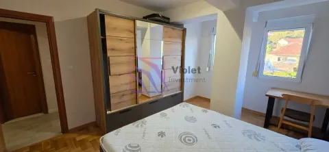 Namještena spavaća soba sa krevetom, velikim garderoberom i radnim stolom. - image 7