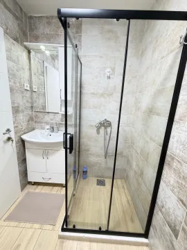 Moderno opremljeno kupatilo sa tuš kabinom i umivaonikom. - image 9