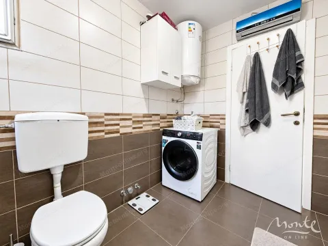 Kupatilo sa wc šoljom, veš mašinom, bojlerom i tuš kabinom. - image 11