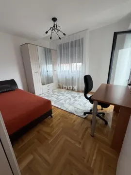 Nameštena spavaća soba sa krevetom, garderoberom i radnim stolom. - image 12
